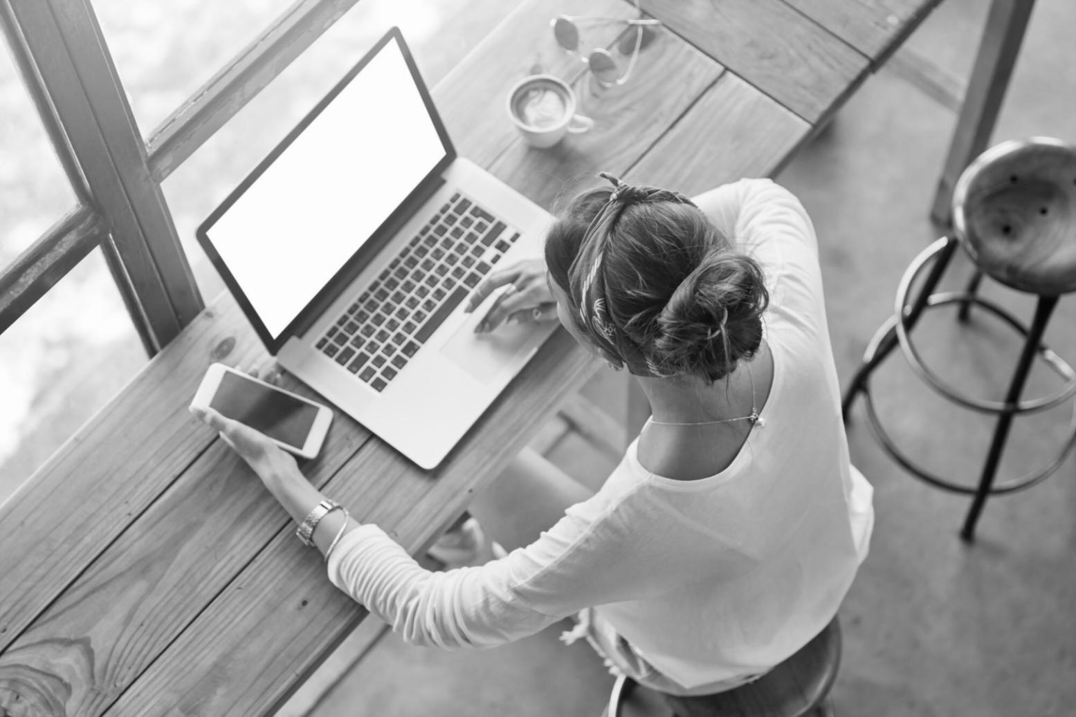 Estudiantes trabajando en ejercicios prácticos de planificación financiera